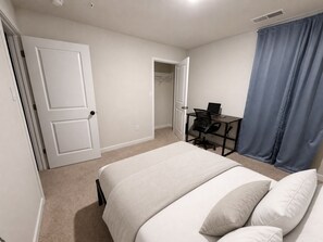 Tabla de planchar con plancha, wifi y ropa de cama 