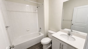 A bathroom with a bathtub, toilet, and sink. - Spacious 5BR Upper Home Near DC, National Harbor & Joint Base Andrews (Waldorf)