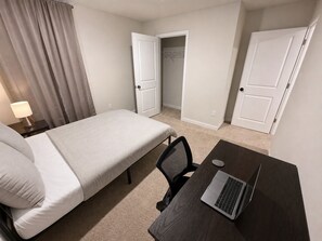 Tabla de planchar con plancha, wifi y ropa de cama 