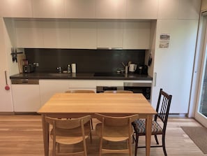 Private kitchen - Bronte Beautiful Garden Apartment 8 min walk form beach (Bronte)