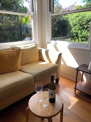 Living area - Bronte Beautiful Garden Apartment 8 min walk form beach (Bronte)