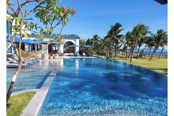 Indoor pool, 3 outdoor pools, pool umbrellas