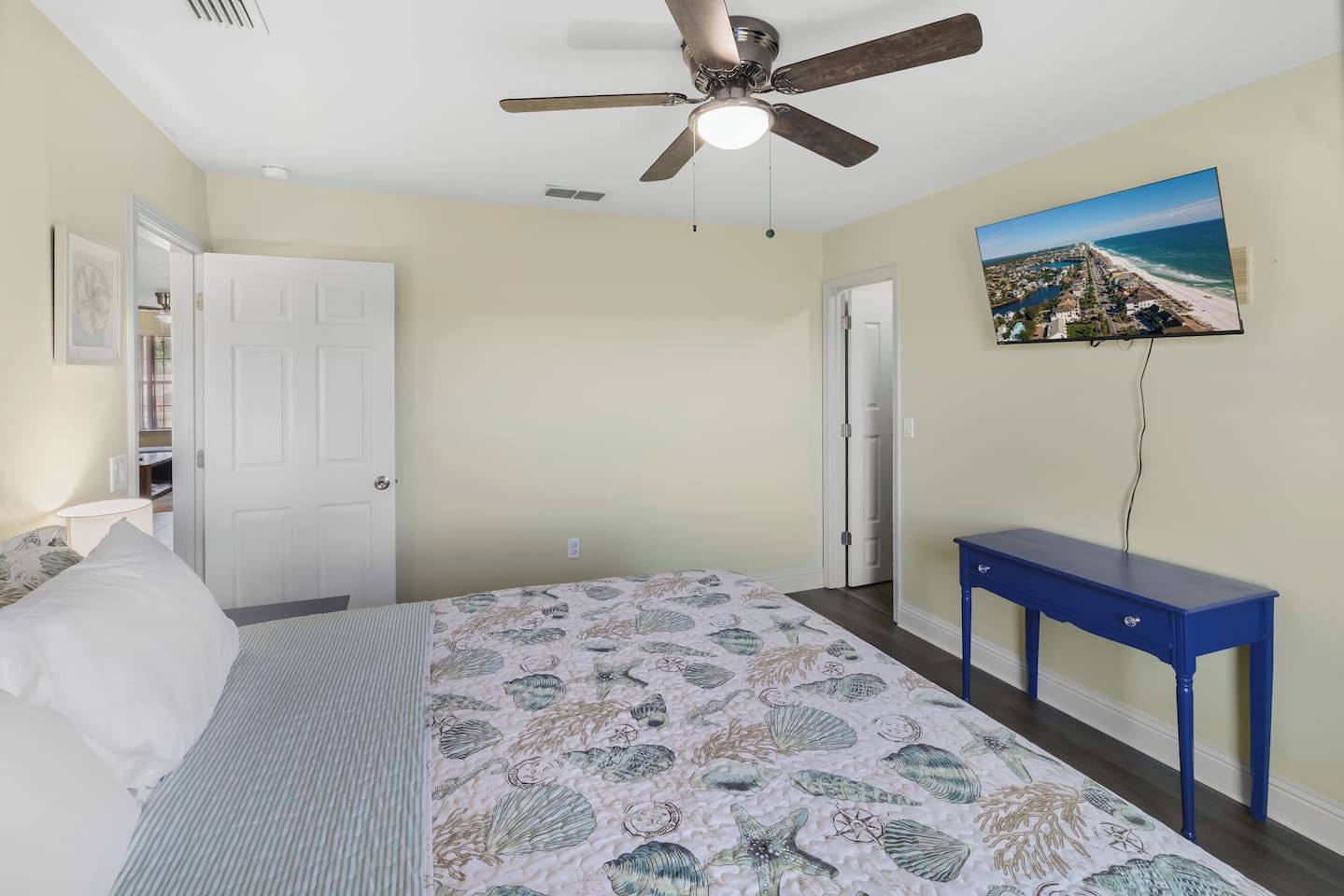 3 bedrooms, iron/ironing board, travel crib, WiFi (free)