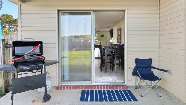 Outdoor dining - Sunshine & Shenanigans | Navarre | 5 Min to Beach (Navarre)
