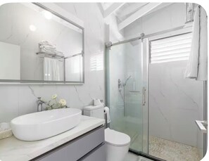 Regadera, toallas, jabón, papel de baño 