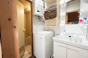 Regadera, secadora de cabello, bidet, toallas 