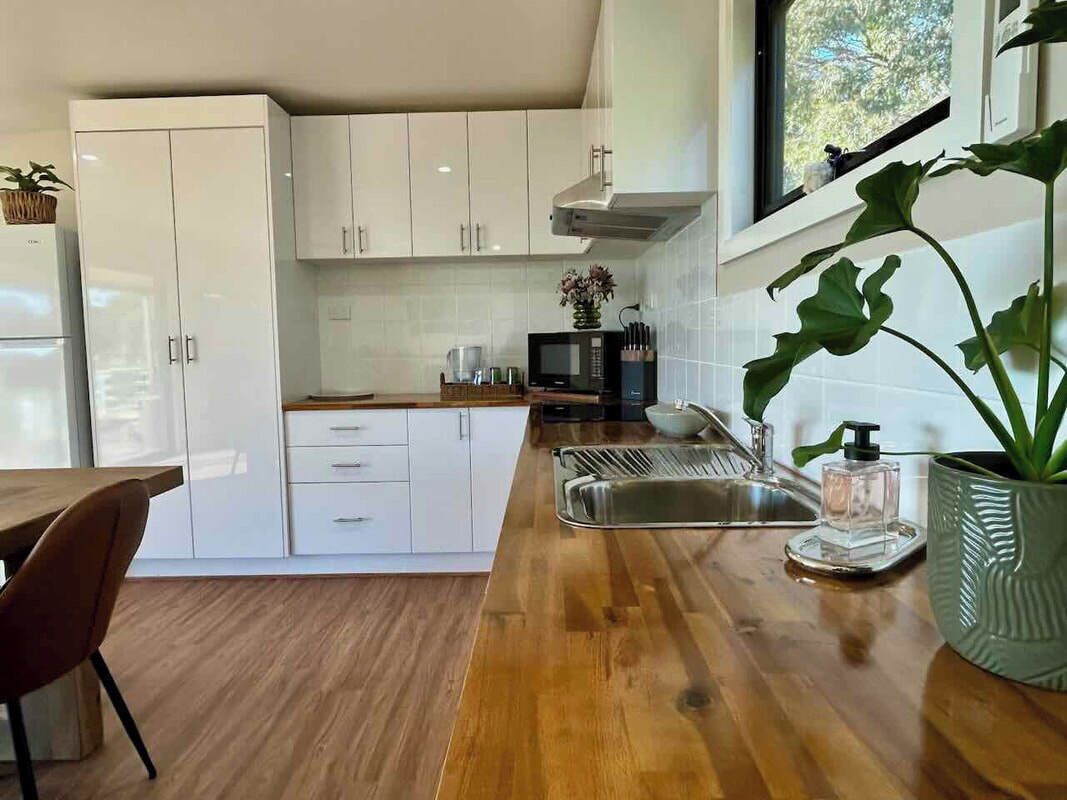 Coffee/tea maker, fridge, microwave, stovetop
