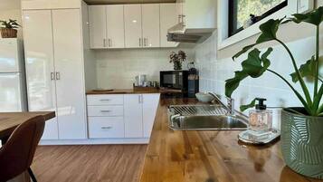 Coffee/tea maker, fridge, microwave, stovetop