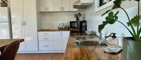 Coffee/tea maker, fridge, microwave, stovetop