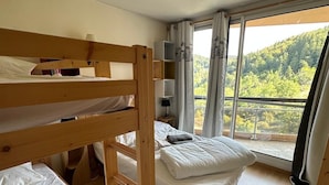 1 chambre, lit de bébé portatif, literie fournie