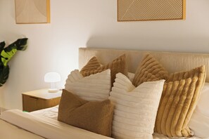 Room - Cozy Lux Studio with Rooftop Pool and Balcony Overlooking the City  (Atlanta)
