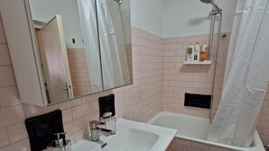 Bidet, toallas, jabón, papel de baño