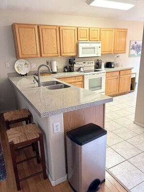 Private kitchen - 2-bedroom house in Active Adult Golf Course Community in Chandler (Chandler)