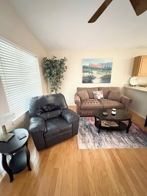 Living area - 2-bedroom house in Active Adult Golf Course Community in Chandler (Chandler)
