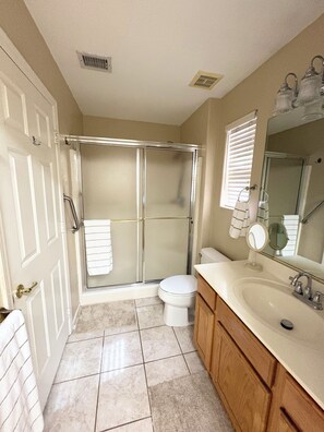 Shower, hair dryer, towels, soap - 2-bedroom house in Active Adult Golf Course Community in Chandler (Chandler)