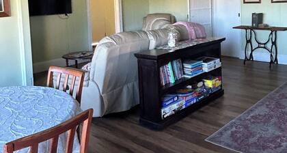 The historic 1886 farmhouse perfect for your next getaway- 3min to boat ramp