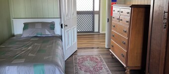 The historic 1886 farmhouse perfect for your next getaway- 3min to boat ramp