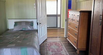 The historic 1886 farmhouse perfect for your next getaway- 3min to boat ramp