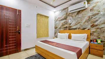 Luxury Double Room, City View | Desk, laptop workspace, blackout drapes, soundproofing