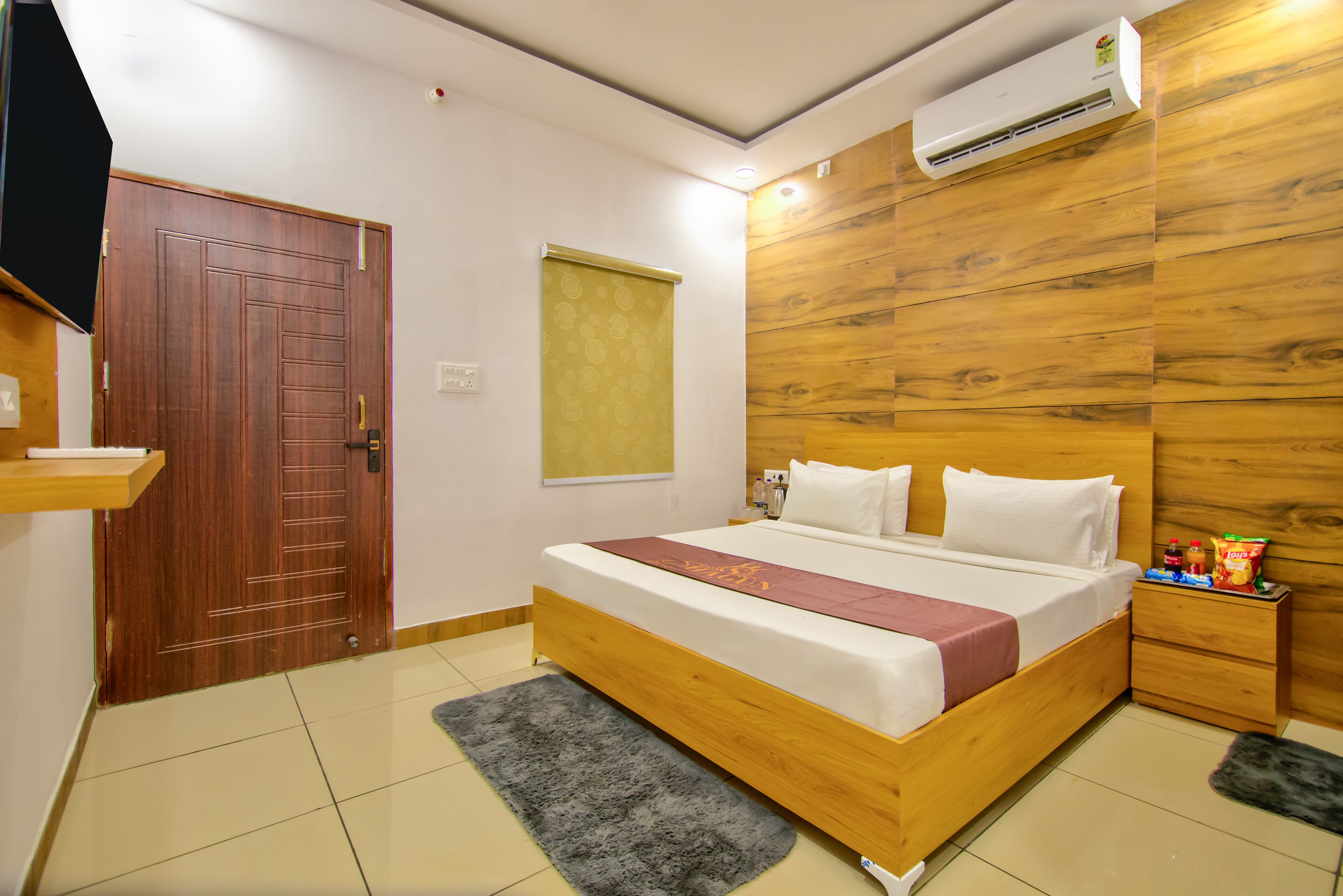 Classic Double Room | Desk, laptop workspace, blackout drapes, soundproofing