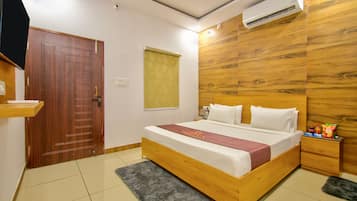 Classic Double Room | Desk, laptop workspace, blackout drapes, soundproofing