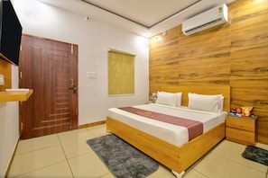 Desk, laptop workspace, blackout curtains, soundproofing - Hotel Shagun (Rohtak)