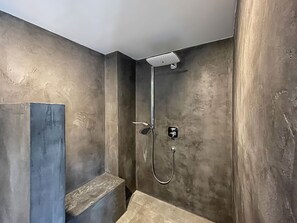 Shower, hair dryer, towels - Vrbo Property (Buschvitz)