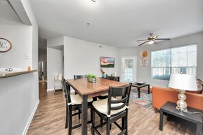 A modern living space with a dining area, a kitchen, and a seating area. - 2Bedrooms 3 Beds apartment in soothing Med Center Houston with Pool and Gym (Houston)