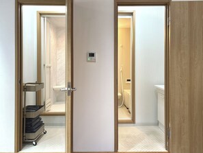 Shower, hair dryer, soap - Vrbo Property (京都市上京区竪社北半町)