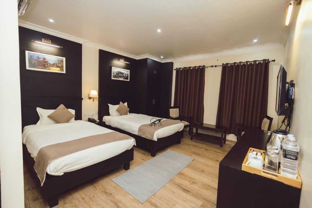 Deluxe Twin Room | Laptop workspace, WiFi (free), bed sheets