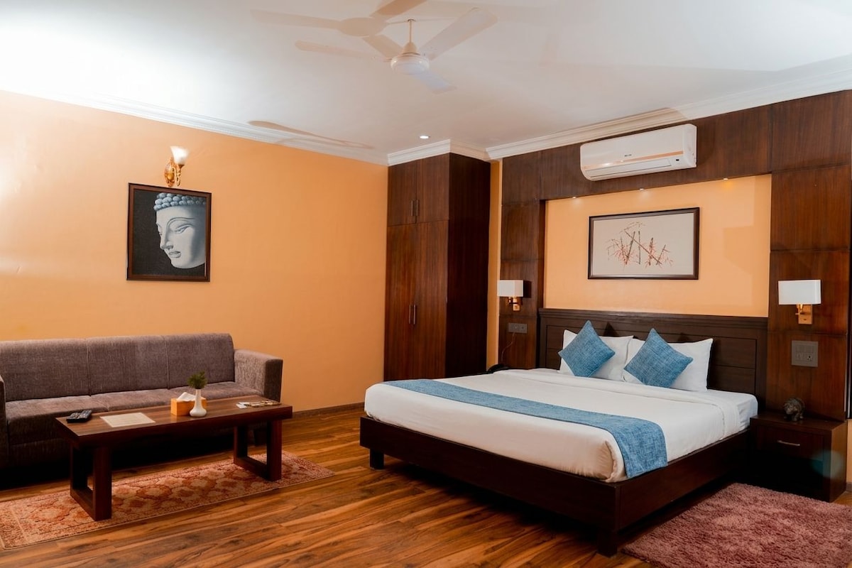 Junior Suite | Laptop workspace, WiFi (free), bed sheets