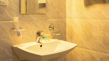 Chambre Deluxe avec lits jumeaux, vue ville | Salle de bain