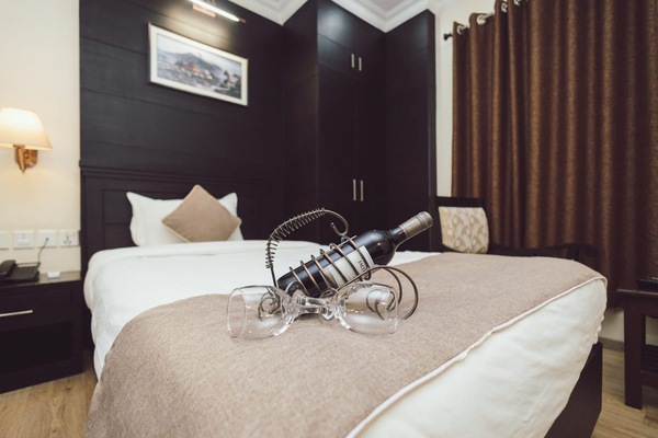 Junior Suite | Laptop workspace, WiFi (free), bed sheets