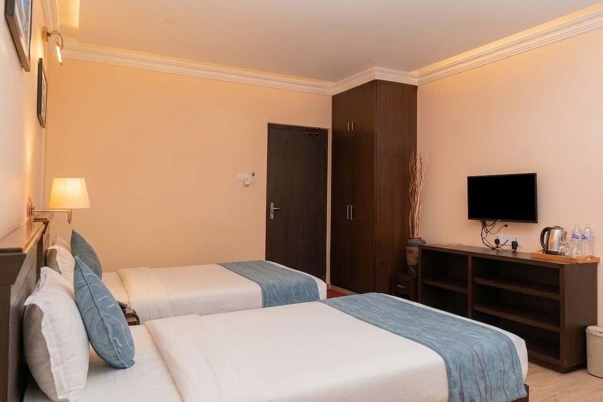 Laptop workspace, WiFi (free), bed sheets