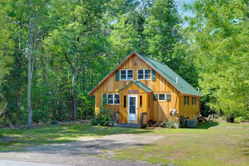 North Conway: Updated 3BR Cabin Sleeps 9, Fire Pit