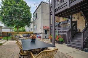 Outdoor dining - Beautiful Condo in the middle of Andersonville (Chicago)