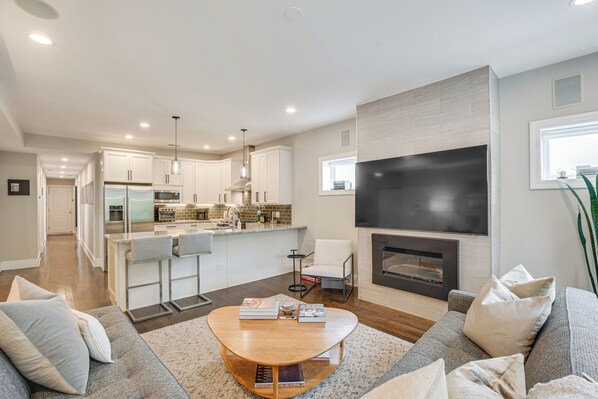 Living area - Beautiful Condo in the middle of Andersonville (Chicago)