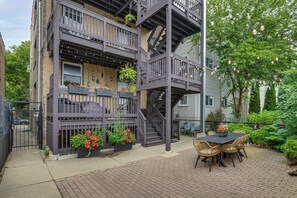 Outdoor dining - Beautiful Condo in the middle of Andersonville (Chicago)