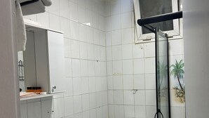 Séchoir à cheveux, serviettes fournies