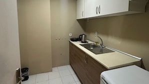 Coffee/tea maker, fridge, stovetop - No 19 Suite pendik otel 12 (Pendik)