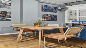 Comedor con una mesa de madera, dos sillas y una planta en maceta.