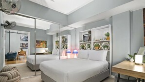 Un dormitorio moderno con una cama grande, mesitas de noche, un escritorio y un armario con espejo.