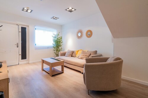 Elcano Living: 4 bedrooms, 3 bathrooms—ideal for families and groups