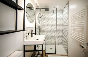 Dusche, Haartrockner, Handtücher, Seife