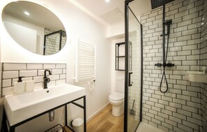 Douche, sèche-cheveux, serviettes fournies, savon