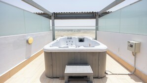 A hot tub on a rooftop terrace with a clear view of the landscape. - Bloomfields 2br Duplex in Oasis 1  (Abu Dhabi)