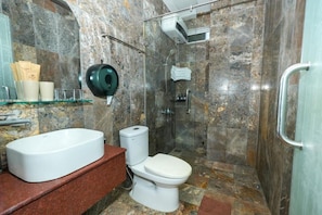 Habitación familiar, balcón, vista a la ciudad | Baño | Regadera, amenidades de baño gratuitas, pantuflas, toallas 