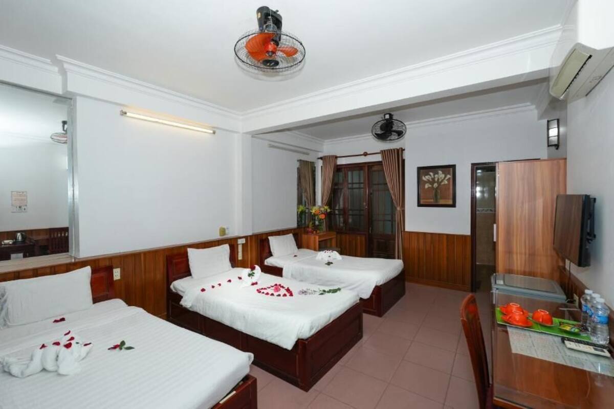 Habitación triple Deluxe, balcón, vista a la ciudad | Caja de seguridad en la habitación, escritorio y insonorización 