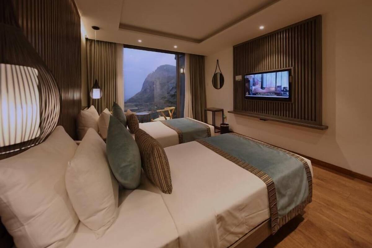 Deluxe-Zweibettzimmer, Bergblick | Zimmersafe, Bügeleisen/Bügelbrett, kostenloses WLAN