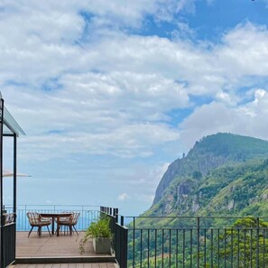 Familienzimmer, Balkon, Bergblick | Speisen im Freien